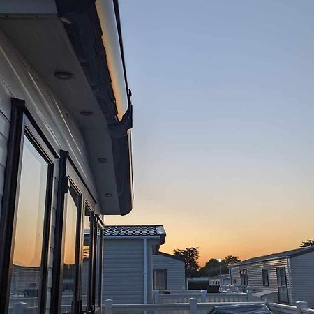 Isabel'S Retreat Apartment มาดีฟอร์ด ภายนอก รูปภาพ